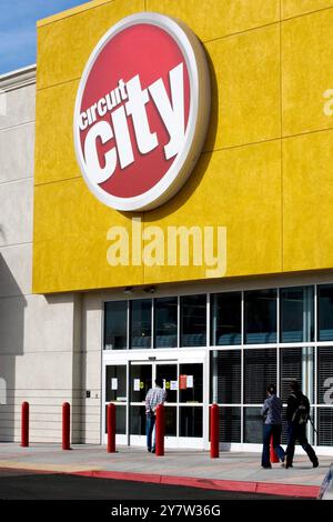 East Palo Alto, Kalifornien, außerhalb des East Palo Alto Circuit City Stores, das einer von 155 Geschäften ist, die die Firma aus Richmond, VA, schließen will. Laut der New York Times hat Circuit City 2008 nur einen Gewinn für ein Viertel erzielt. Foto am Dienstag, 4. November 2008. Stockfoto