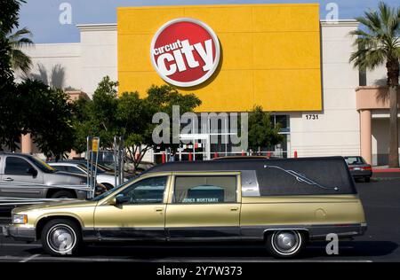 East Palo Alto, Kalifornien, außerhalb des East Palo Alto Circuit City Stores, das einer von 155 Geschäften ist, die die Firma aus Richmond, VA, schließen will. Laut der New York Times hat Circuit City 2008 nur einen Gewinn für ein Viertel erzielt. Foto am Dienstag, 4. November 2008. Stockfoto