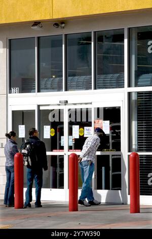 East Palo Alto, Kalifornien, außerhalb des East Palo Alto Circuit City Stores, das einer von 155 Geschäften ist, die die Firma aus Richmond, VA, schließen will. Laut der New York Times hat Circuit City 2008 nur einen Gewinn für ein Viertel erzielt. Foto am Dienstag, 4. November 2008. Stockfoto