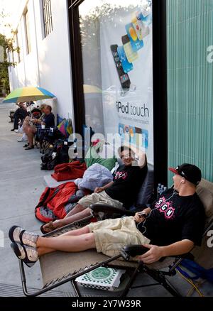 Palo Alto, Kalifornien: Kunden warten in der Schlange auf das neue Apple iPhone 3G vor dem Apple Store auf der University Avenue in Palo Alto am Donnerstag, den 10. Juli 2008, wird das neue iPhone am Freitag, den 11. Juli 2008, um 8:00 uhr in den Verkauf gehen. Stockfoto