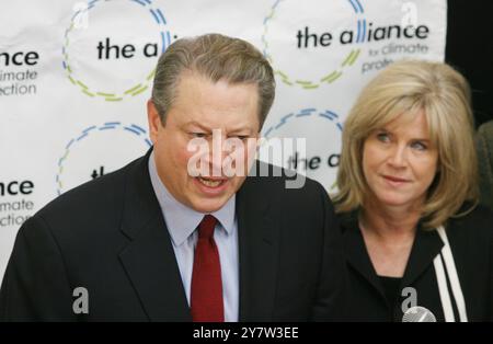 Palo Alto, CA der ehemalige Vizepräsident Al Gore und seine Frau Tipper nehmen am Freitag, den 12. Oktober 2007, in Palo Alto, KALIFORNIEN, an einer Pressekonferenz Teil. nach der Verleihung des Friedensnobelpreises 2007, der mit der Gruppe der Vereinten Nationen geteilt wurde. Stockfoto