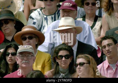 Palo Alto, Kalifornien,--der ehemalige Präsident Bill Clinton und seine Frau, Senator Hillary Rodham Clinton, D-NY (Mitte), beobachten die Abschlussfeier an der Stanford University am Sonntag, den 16. Juni 2001, wo ihre Tochter Chelsea Clinton ihren Abschluss machte. Stockfoto