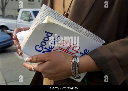 San Jose, Kalifornien: Cindy Jordon hält eine Bibel nach einem Sonntagsgottesdienst in der First Christian Church in Downtown San Jose, wo sie im Obdachlosenheim wohnt. Frau Jordon ist eine obdachlose Mutter mit vier Kindern und arbeitet als Verwaltungsassistentin für ein High-Tech-Unternehmen im Silicon Valley. HERR 02/05/01 Stockfoto