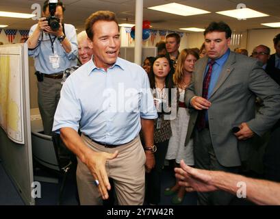 BERGBLICK, CA.,--GOV. Arnold Schwarzenegger, der am Mittwoch, den 13. Juli 2006 bei der Eröffnung des Büros für die Wiederwahl in Mountain View teilnimmt, schüttelt die Hand. Stockfoto