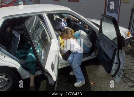 San Jose, Kalifornien: Desiree Jones, 6, sitzt auf dem Vordersitz der Familie Honda Civic auf dem Parkplatz der ersten christlichen Kirche in der Innenstadt von San Jose. Frau Jones und ihre Mutter Cindy Jordon und ihr Bruder Devon Jones leben in einem Obdachlosenheim im Gemeindehaus. Frau Jordon ist obdachlose Mutter mit vier Kindern und arbeitet als Verwaltungsassistentin für ein Hightech-Unternehmen im Silicon Valley. 02/19/01 Stockfoto