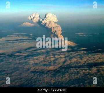 Washington, Mount St. Helens, 8. März 2005 um 5,25 Uhr schickte der Vulkan eine Wolke aus Asche, etwa 36.000 Meter in die Luft. Fotografiert von einem kommerziellen Jet-Flug in etwa 20.000 Metern Höhe. Der Mount Rainier, ein weiterer aktiver Vulkan in der Kaskadenkette, ist in der Entfernung zu sehen. Das Bild reproduziert am besten mit 5' x 4,5', 300 dpi. Stockfoto