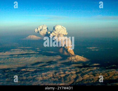 Washington, Mount St. Helens, 8. März 2005 um 5,25 Uhr schickte der Vulkan eine Wolke aus Asche, etwa 36.000 Meter in die Luft. Fotografiert von einem kommerziellen Jet-Flug in etwa 20.000 Metern Höhe. Der Mount Rainier, ein weiterer aktiver Vulkan in der Kaskadenkette, ist in der Entfernung zu sehen. Das Bild wird am besten mit 5,5 x 4, 300 dpi wiedergegeben. Stockfoto