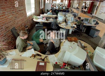 San Francisco, Kalifornien: Jeff Persch und Armin Haken treffen sich am 12. April 2000 in den offenen und luftigen Büroflächen von Digital Fountain, einem Softwareunternehmen. Wie viele der South of Market-Lagerhäuser beherbergten auch die Digital Fountain-Büros eine Fabrik. Stockfoto