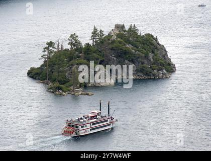 Emerald Bay, KALIFORNIEN - 20. Juli 2024: Ms Dixie II fährt an einem bewölkten Tag in Emerald Bay. In Nevada werden täglich Touren angeboten. Stockfoto