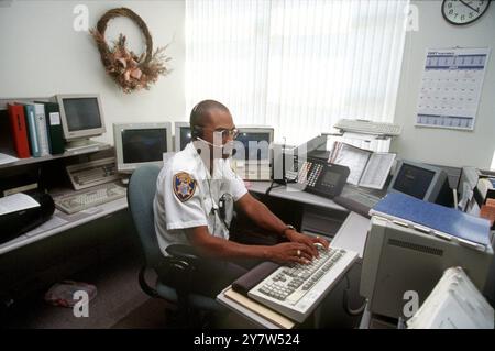 Der Dispatcher der Livermore-Pleasanton-Abteilung James Taylor nimmt Notrufe entgegen und sendet die Feuerwehr an. 1997. Stockfoto