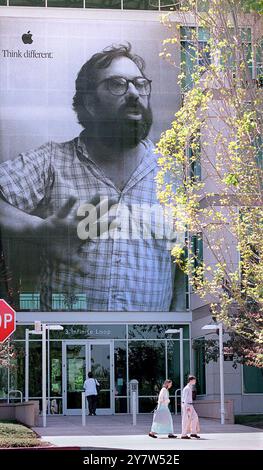 Cupertino, Kalifornien: Ein riesiges Banner von Francis Ford Coppola hängt vor dem Seiteneingang des Hauptsitzes von Apple Computer Inc. In Cupertino. April 2000 . Stockfoto