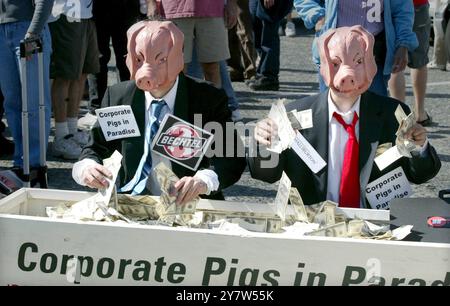 San Francisco, Calififornia,--Tausende von Antikriegsprotestierenden marschieren am Samstag, den 20. März 2004 in die Straßen San Franciscos, um zum Jahrestag des Beginns oder des Irakkrieges zu feiern. Der meist friedliche marsch begann im Dolores Park und endete im Civic Center. Von New York bis San Francisco schloss sich Million an, um gegen die amerikanische Invasion im Irak zu protestieren Stockfoto