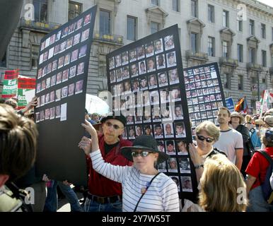 San Francisco, Calififornia,--Tausende von Antikriegsprotestierenden marschieren am Samstag, den 20. März 2004 in die Straßen San Franciscos, um zum Jahrestag des Beginns oder des Irakkrieges zu feiern. Der meist friedliche marsch begann im Dolores Park und endete im Civic Center. Von New York bis San Francisco schloss sich Million an, um gegen die amerikanische Invasion im Irak zu protestieren Stockfoto