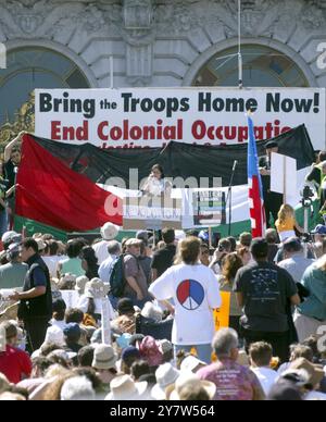 San Francisco, Calififornia,--Tausende von Antikriegsprotestierenden marschieren am Samstag, den 20. März 2004 in die Straßen San Franciscos, um zum Jahrestag des Beginns oder des Irakkrieges zu feiern. Der meist friedliche marsch begann im Dolores Park und endete im Civic Center. Von New York bis San Francisco schloss sich Million an, um gegen die amerikanische Invasion im Irak zu protestieren Stockfoto