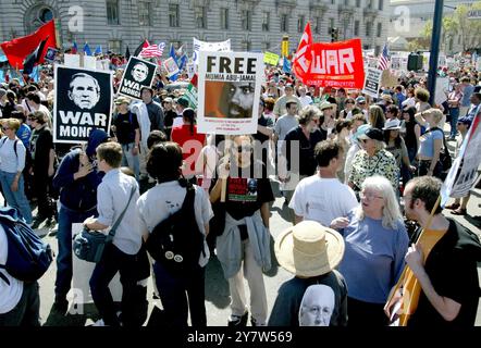 San Francisco, Calififornia,--Tausende von Antikriegsprotestierenden marschieren am Samstag, den 20. März 2004 in die Straßen San Franciscos, um zum Jahrestag des Beginns oder des Irakkrieges zu feiern. Der meist friedliche marsch begann im Dolores Park und endete im Civic Center. Von New York bis San Francisco schloss sich Million an, um gegen die amerikanische Invasion im Irak zu protestieren Stockfoto