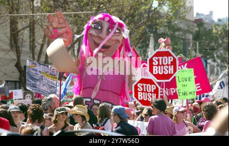 San Francisco, Calififornia,--Tausende von Antikriegsprotestierenden marschieren am Samstag, den 20. März 2004 in die Straßen San Franciscos, um zum Jahrestag des Beginns oder des Irakkrieges zu feiern. Der meist friedliche marsch begann im Dolores Park und endete im Civic Center. Von New York bis San Francisco schloss sich Million an, um gegen die amerikanische Invasion im Irak zu protestieren Stockfoto