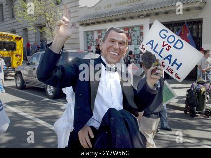 San Francisco, Calififornia,--Tausende von Antikriegsprotestierenden marschieren am Samstag, den 20. März 2004 in die Straßen San Franciscos, um zum Jahrestag des Beginns oder des Irakkrieges zu feiern. Der meist friedliche marsch begann im Dolores Park und endete im Civic Center. Von New York bis San Francisco schloss sich Million an, um gegen die amerikanische Invasion im Irak zu protestieren Stockfoto