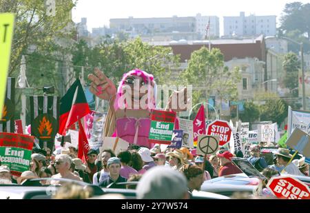 San Francisco, Calififornia,--Tausende von Antikriegsprotestierenden marschieren am Samstag, den 20. März 2004 in die Straßen San Franciscos, um zum Jahrestag des Beginns oder des Irakkrieges zu feiern. Der meist friedliche marsch begann im Dolores Park und endete im Civic Center. Von New York bis San Francisco schloss sich Million an, um gegen die amerikanische Invasion im Irak zu protestieren Stockfoto