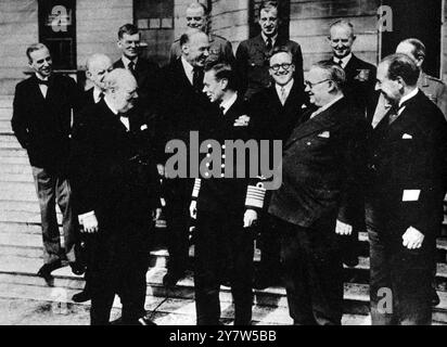 Veranstaltungen des V-E-Tages, 8. Mai 1945.König und Premierminister, zusammen mit anderen Kriegsführern, im Buckingham Palace: (Front LtoR) Herr Churchill, König George VI, Herr Ernest Bevin, Sir John Anderson; (zweite Reihe) Sir Archibald Sinclair, Lord Woolton, Herr Lyttelton, Herr Herbert Morrison, Sir Alan Brooke; (hintere Reihe) Sir Edward Bridges, General Hastings Ismay, Sir Charles Portal und Sir Andrew Cunningham. 19. Mai 1945 Stockfoto