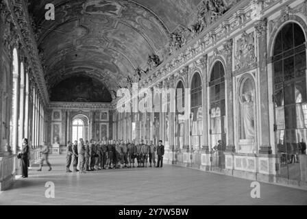 AMERIKANISCHE SOLDATEN BESUCHEN VERSAILLES Fotoshows: Amerikanische Soldaten in der berühmten Spiegelhalle im Schloss Versailles während einer Besichtigungstour am Sonntagnachmittag. 18. September 1944 18 Stockfoto