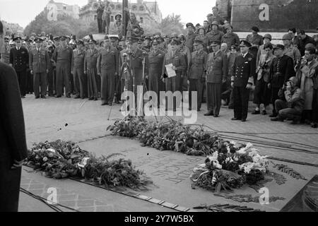 GENERAL EISENHOWER WEIHT SCHILD DER BEFREIUNG IN PARIS Foto zeigt: Die Szene am Grab des unbekannten Soldaten, als General Eisenhower einen Schild zur Erinnerung an die Befreiung von Paris weihte. Unter den Mitgliedern des Obersten Kommandos der Alliierten, die an der Zeremonie teilnahmen, waren von links nach rechts Sir arthur Tedder, General Eisenhower - sprechender - Major General Bedell Smith, Air Chief Marshal, Sir Arthur Tedder, General Eisenhower - sprechender - Major General Bedell Smith, Air Chief Marshal Sir Trafford Leigh-Mallory und Admiral Sir Bertram Ramsay. 9. September 1944 Stockfoto