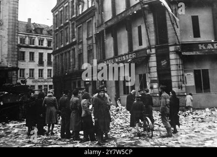 STRASSBURG BEFREITE ERSTE BILDER französische Panzer und amerikanische Infanterie in einem Sturm an den Rhein, die die deutsche Südfront in zwei Spalten, befreite die historische Stadt Straßburg, die Hauptstadt von Elsaß-Lothringen. Fotoshows: Hakenkreuze verstreuen den Boden in Straßburg nach der Eroberung der Stadt. 26. November 1944 Stockfoto