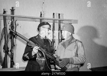 US-AMERIKANISCHER GENERAL, DER ALS PRIVAT IN DAS BERÜHMTE FRANZÖSISCHE REGIMENT AUFGENOMMEN wurde, Major General S Leroy Irwin, aus Washington DC, Kommandeur der 5. US-Infanteriedivision, mit Major Raymond du Pavillion, wurde kürzlich als Ehrenprivat in das Bataillon der Chasseurs de Pied von 30, den berühmten Blauen Teufeln, AUFGENOMMEN. Truppen unter Generalmajor Irwin spielten eine Rolle bei der Befreiung von Metz. Fotos zeigen: Major General S Leroy Irwin neben seiner Schlafliege und seinem Schließfach in der Kaserne, nachdem er als Privat in die Chasseurs de Pied, die berühmten französischen „Blauen Teufel“, aufgenommen wurde. 6. Dezember 1944 Stockfoto