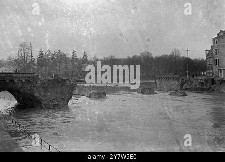 DEUTSCHE WRACK EISENBAHNBRÜCKE ÜBER DIE MOSEL Foto zeigt: Eine zerstörte Eisenbahnbrücke über die Mosel, an der Dritten Armeefront, wo die Nazis umfangreiche Abrisse durchgeführt haben, um den amerikanischen Vormarsch zu behindern. 2. Dezember 1944 Stockfoto