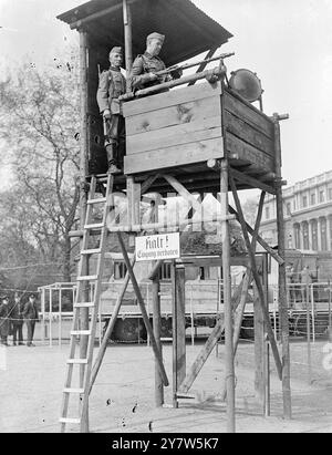 DEUTSCHER STALAG IM HERZEN LONDONS Ein realistischer Stalag oder Kriegsgefangenenlager in Deutschland wurde nun in den Gärten des Londoner Clarence House errichtet. Sie ist Teil der Prisons of war Exhibition, die im Auftrag des britischen Roten Kreuzes und des St. John Fund am 1. Mai eröffnet wird. Foto zeigt: Eine Ecke des Kriegsgefangenenlagers mit „deutschen“ Wachen, die den Wachturm in den Gärten des Clarence House, london, bemannen. 30. April 1944 Stockfoto