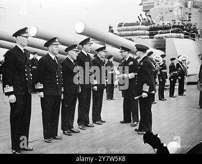 DER KÖNIG MIT DER HEIMATFLOTTE während des jüngsten Besuchs von HM dem König Georg VI. In der Heimatflotte wurde er Zeuge eines Dummy-Angriffs auf ein U-Boot und traf später auf Flieger. Foto zeigt: Das C in C Admiral Sir Bruce Fraser stellt dem König seine Flaggenoffiziere vor. Sie sind (von rechts nach links) Vizeadmiral Sir H R Moore, K C B, D V O, D S O, Konteradmiral F H G Dalrymple-Hamilton C B, Konteradmiral R R McGrigor C B, D S O, Konteradmiral A W La T Bissott und Commordore W R Slayter D S C Mai 1944 Stockfoto