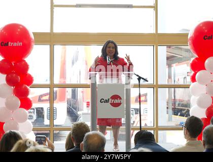 San Francisco, KALIFORNIEN - 10. August 2024: Bürgermeister London Breed spricht bei einer Presseveranstaltung zur Feier der ersten Fahrt mit dem elektrischen Zug von Caltrain. Stockfoto