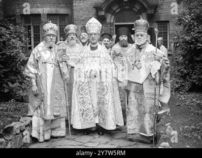 ERZBISCHOF VON CANTERBURY MIT RUSSISCHER PATRIARCHALMISSION IM DIENST IN DER GRIECHISCHEN KIRCHE IN LONDON Dr. Fisher, Erzbischof von canterbury, war anwesend, als die Russische Patriarchalmission auf seine Einladung nach England reiste und an einem Gottesdienst in der Griechisch-Orthodoxen Kirche in der Moskauer Straße in London teilnahm. Fotoshows: Würdenträger der Russischen und Griechisch-orthodoxen Kirchen in der Griechischen Kirche in der Moskauer Straße, London mit dem Erzbischof von Canterbury. Vorne, links nach rechts, befinden sich Metropolit Krutitsky, Leiter der russischen Mission, der Erzbischof von canterbury und Erzbischof Germanos von Thyateria, griechischer Metropo Stockfoto