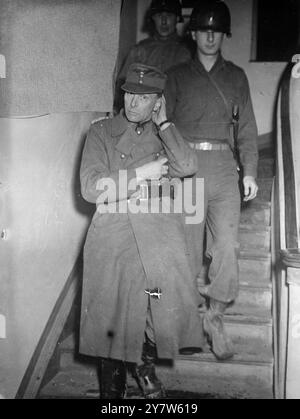 PATTONS TRUPPEN NEHMEN Einen GENERAL Ein Foto zeigt: Generalleutnant Rothkirch, gefangen genommen während der Inspektion der deutschen Linien an General Pattons Front, geht eine Treppe hinunter, gefolgt von Lieutenant Felix J Arnstein, Dolmetscher, und Lieutenant Alfred Maul aus Milwaukee, Winsconsin. Der deutsche General ging zu einem amerikanischen Panzer der 4. Panzerdivision der 3. Armee, den er wegen der Anzahl deutscher Gefangener für einen eigenen hielt. 10. März 1945 Stockfoto