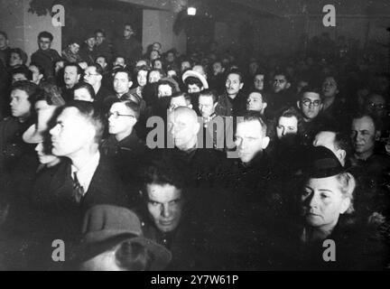 DIE MAJDANEK-MASSAKER DEUTSCHE VOR GERICHT IN LUBLIN die Justiz überholt die Deutschen, die an den schrecklichen Massakern im polnischen Konzentrationslager Majdanek teilgenommen haben, wo Hunderttausende Männer, Frauen und Kinder von den Nazi-Todesschwadronen vernichtet wurden. Einige der Henker stehen vor Gericht in Lublin, und ihre Beweise liefern erschreckende Beweise für die Folter, die den Opfern zugefügt wurden. Fotoshows: Männer und Frauen von Lublin im Gerichtssaal. Viele von ihnen hatten Verwandte im Massaker-Lager Majdanek. Hören Sie sich die Geschichte von deutscher Folter, Sodomie und Massenmord an unschuldigen ci an Stockfoto