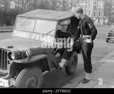 JEEP PATROL Foto zeigt: US Naval Police macht euch bereit für eine Dienstfahrt um das West End von london in ihrem Küstenpatrouille Jeep. Sie sind Shore Patrol (Specialist) Ward Ohl aus Youngstown (Ohio) und Machinist Williams L Corbett aus Greenville (North Carolina) am 27. März 1945 Stockfoto