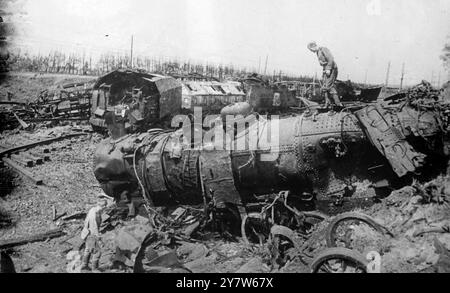 DEUTSCHER PANZERZUG VON ROTER ARMEE ZERSTÖRT Foto zeigt: Männer der roten Armee untersuchen das verworrene Wrack eines deutschen Panzerzuges, der bei den Kämpfen an der Ostfront zerstört wurde. 4. Januar 1945 Stockfoto