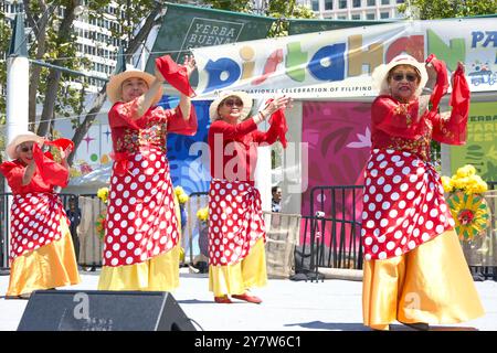 San Francisco, KALIFORNIEN - 10. August 2024: Teilnehmer des 31. Jährlichen Pistahan Festivals, einer farbenfrohen Präsentation des Stolzes und der Vielfalt der philippinischen Gemeinschaft. Stockfoto