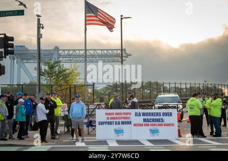 ILA-Hafenarbeiter streiken, Conley Container Terminal, Boston, Massachusetts, USA. Oktober 1,2024, Boston, MA. Etwa 50 der rund 300 lokalen gewerkschaftsmitglieder der International Longshoremen’s Association (ILA) stehen am Eingang zum Conley Terminal in South Boston. Um Mitternacht streiken 45.000 Hafenarbeiter von Maine bis Texas an der US-Ostküste wegen Löhnen und gegen die Ausweitung der Terminalautomatisierung. Quelle: Chuck Nacke / Alamy Live News Stockfoto