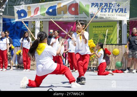 San Francisco, KALIFORNIEN - 10. August 2024: Teilnehmer des 31. Jährlichen Pistahan Festivals, einer farbenfrohen Präsentation des Stolzes und der Vielfalt der philippinischen Gemeinschaft. Stockfoto