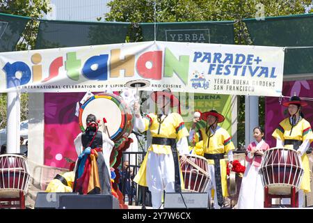 San Francisco, KALIFORNIEN - 10. August 2024: Teilnehmer des 31. Jährlichen Pistahan Festivals, einer farbenfrohen Präsentation des Stolzes und der Vielfalt der philippinischen Gemeinschaft. Stockfoto