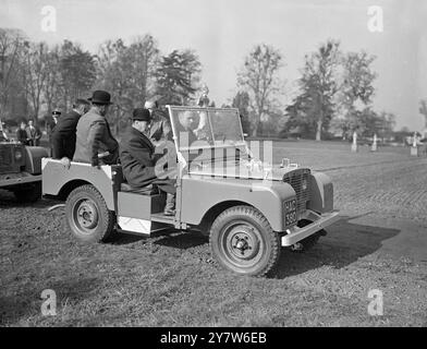 Der König besuchte heute das National Institute of Agricultural Engineering in Wrest Park, Bedfordshire, wo er eine komplette Inspektion unternahm. Das Institut wurde 1942 gegründet und 1947 in sein jetziges Zuhause verlegt. Das Gelände und das historische Herrenhaus, in dem es untergebracht ist, sind das Zentrum der fortschreitenden Forschungsarbeiten zu verschiedenen Arten von landwirtschaftlichen Geräten und Methoden und dienen als Versuchsgelände für die neuesten Innovationen in der Landwirtschaft. Hier zu sehen: Der König in einem Land Rover während seiner Tour durch das Gelände des Instituts. 11. November 1948 Stockfoto