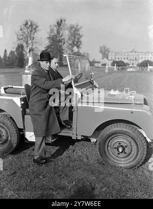 Der König besuchte heute das National Institute of Agricultural Engineering in Wrest Park, Bedfordshire, wo er eine komplette Inspektion unternahm. Das Institut wurde 1942 gegründet und 1947 in sein jetziges Zuhause verlegt. Das Gelände und das historische Herrenhaus, in dem es untergebracht ist, sind das Zentrum der fortschreitenden Forschungsarbeiten zu verschiedenen Arten von landwirtschaftlichen Geräten und Methoden und dienen als Versuchsgelände für die neuesten Innovationen in der Landwirtschaft. Hier zu sehen: Der König scheint seinen Besuch enorm zu genießen, während er während seiner Tour durch das Gelände des Instituts in einen Land Rover klettert Stockfoto