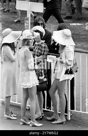 Junge weibliche Rennbesucher im Gehege am ersten Tag des Royal Ascot Race Meeting. Im Minikleid mit Spitze ist der Showjumper und Debütante Jayne Harries, Ascot, Berkshire, England. 18. Juni 1968 Stockfoto