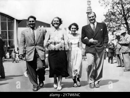 Fernsehsender bei South BankThousands of Festival of Britain Vistors in London sahen vier der englischen Channel Schwimmer im Fernsehen bei der South Bank Ausstellung. Eileen Fenton , die junge Lehrerin aus Yorkshire , die letztes Jahr die erste Frau in ihrem Zuhause war , Roger Le Morvan ( Frankreich ) zweiter Preisträger im vergangenen Jahr , Jenny James von Pontypridd ( zweimal Erobererin des Bristol-Kanals ) und Lars-Bertil Warle ( Schweden ) wurden für das Telekinerama - Programm interviewt . Das Foto zeigte: L to R auf der South Bank Festival Website Roger Le Morvan, Jenny James und Eileen Fenton und Stockfoto