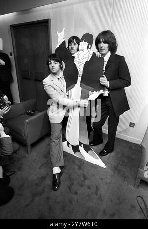 BEATLESLondon: Beatles Paul McCartney, Ringo Starr und George Harrison mit einem Ausschnitt aus dem vermissten John Lennon heute auf einer Pressekonferenz für den neuen Beatle-Zeichentrickfilm Yellow Submarine. 8. Juli 1968 Stockfoto