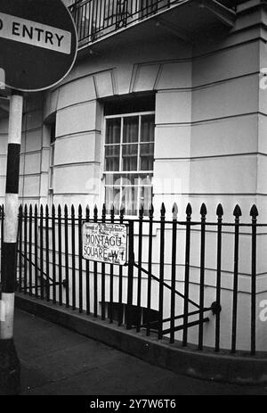 RINGO AND THE DIPLOMATLondon: Dieses Straßenschild in der noblen Gegend von Marylebone, wo Ringo Starr, Schlagzeuger der Beatles, lebt, ist mit liebevollen Schriften übereifriger Fans bedeckt. Fans, die die Gegend besuchen, haben nicht nur Straßenschilder, sondern auch Wände der Schweizer Botschaft und andere Gebäude mit ihrer unbändigen Bewunderung des Popsängers bedeckt. Wenn Ringo mit anderen Beatles von ihrer Amerikanerstour zurückkehrt, hat er vielleicht eine erstklassige diplomatische Konfrontation. Für Fans, die eine ständige Mahnwache vor Ringos Haus am Montague Square in der Nähe des Schweizer Botschafters halten Stockfoto