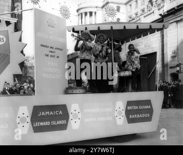 Eine Calypso-Band spielt auf einem der Festwagen der diesjährigen traditionellen Lord Mayor's Show, deren Thema „The Colonies Come to Town“ war. Die traditionelle Prozession begleitete den neuen Bürgermeister, Alderman Seymour Howard, auf seiner Fahrt zu den Law Courts in London. - 9. November 1954 Stockfoto