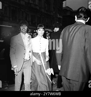 RINGO UND FRAU KOMMEN AN... London: Ringo Starr und seine Frau Maureen kommen heute Abend zur Premiere des Beatles-Zeichentrickfilms "das gelbe U-Boot" im London Pavillion. 17. Juli 1968 Stockfoto