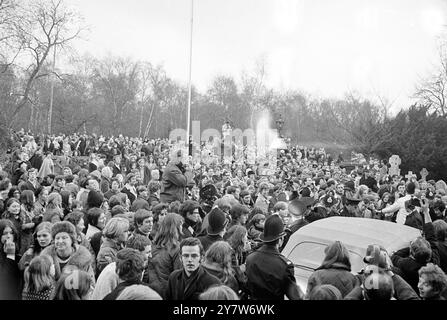 Hunderte Teenager-Fans vor der St. James's Church, Gerrards Cross, Buckinghamshire, England, anlässlich der Hochzeit von Sänger Lulu und Maurice Gibb von der Bee Gees-Gruppe.18. Februar 1969 Stockfoto