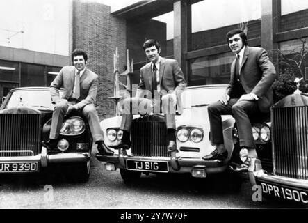 Es muss die musikalische Welt sein, wo das Geld ist. Das Trio auf ihren teuren Autos sind die Topsänger Tom Jones (links) und Engelburt Humperdinck (rechts) mit ihrem Manager Gordon Mills (Mitte). Ihre Autos, die sie als Sitze verwenden, sind alle Rolls Royce-Modelle, zwei sind Silver Shadow Cabriolets und der dritte eine Silver Cloud. Der geschätzte Gesamtwert dieser drei Sitze beträgt etwa 65000 Dollar, Elstree, Hertfordshire, England.6. Februar 1969 Stockfoto